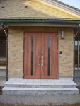 重厚感のある両開きの玄関、御影石仕上げのポーチが一層の重厚感を引き出します。