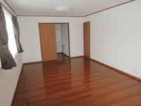清潔感漂う白を基調とした壁に、深みのあるシックな床材。これからの家具選びが楽しみです。