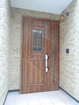 重厚感のある木目の玄関扉。レトロなかわいい照明とマッチしてます。