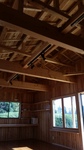 小屋組みを表した空間と、室内の仕上げは、杉の総板張り。そこに合わせスポットによるライティング。
