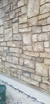 平面の壁ですが、モルタルの造形により、石積、レンガ、鉄の扉、木など凹凸のあるリアリティーを追求した仕上がりに！